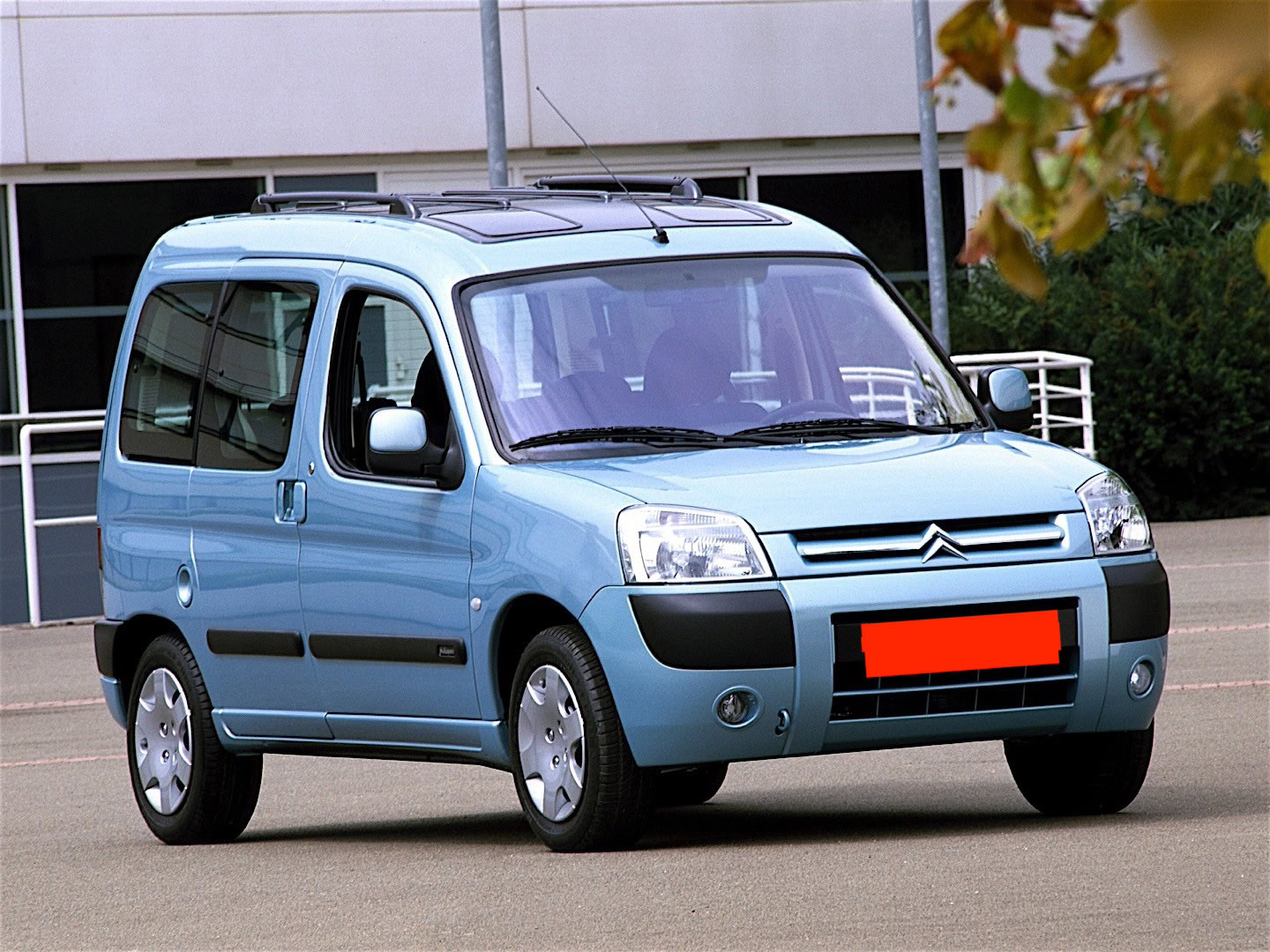 A client approached us about bringing two vehicles to Portugal; a BMW and a 2003 Citroën Berlingo. He hoped to import them tax-free, but unfortunately, he did not meet the requirements for a tax-free import. That meant both cars would need to be imported with full taxes. Choosing the Right Car Initially, we explored the [&hellip;]